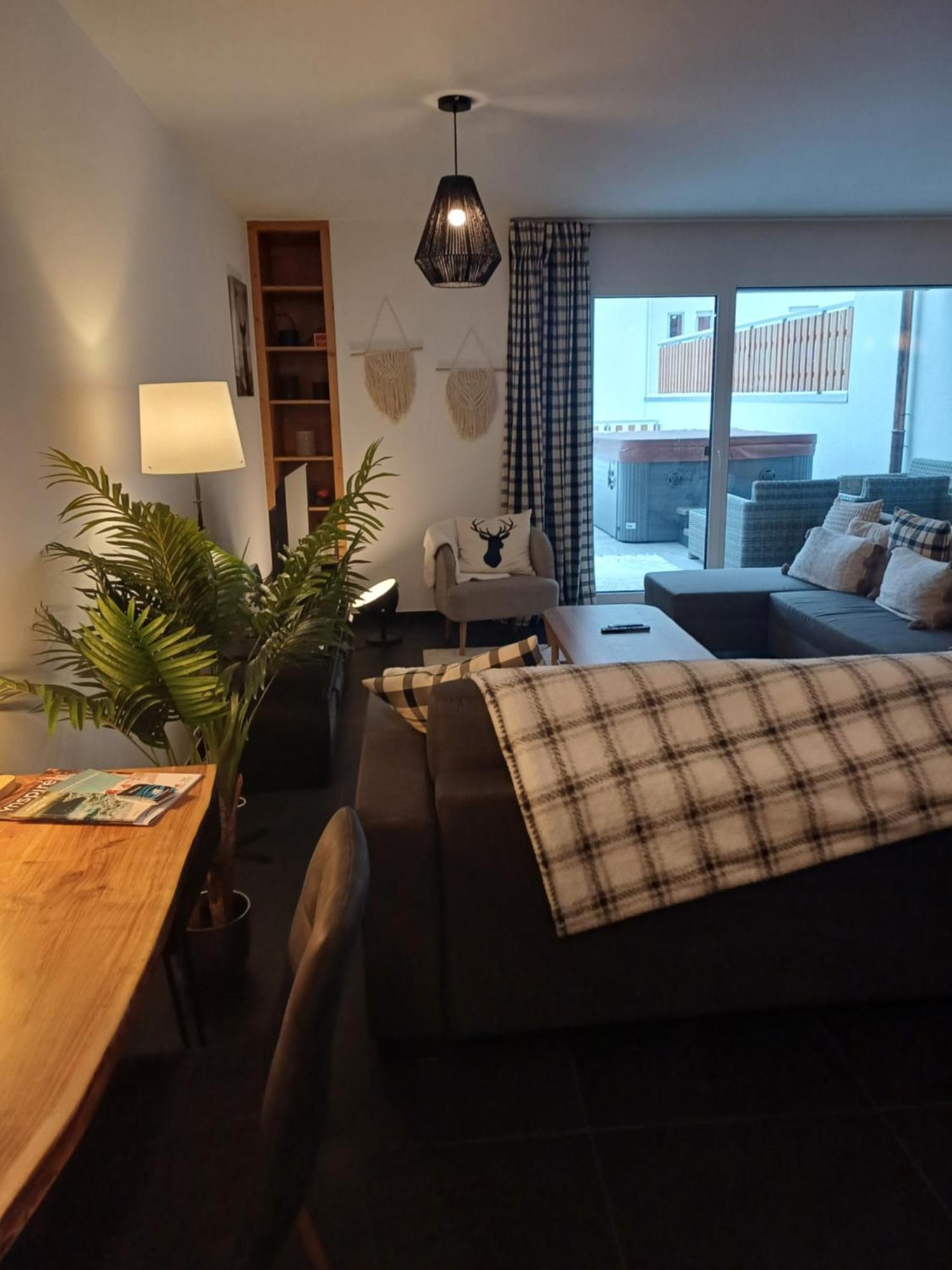 Spacieux - 2 A Coucher Incl Jacuzzi Prive Appartement